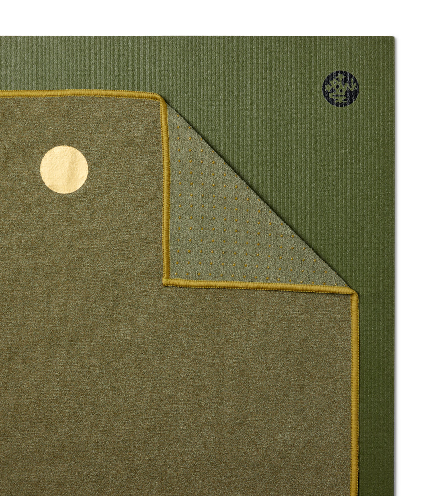 Manduka mat towel yogitoes Earth