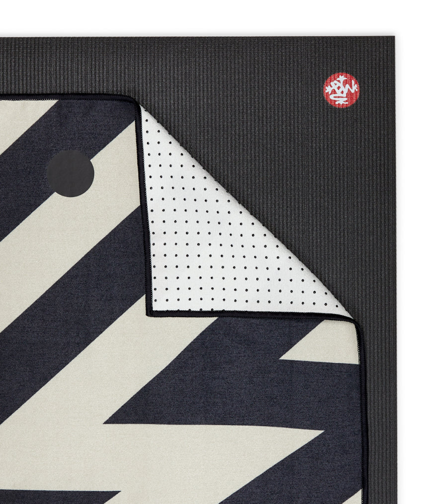 Manduka mat towel yogitoes Noveau Zig Zag