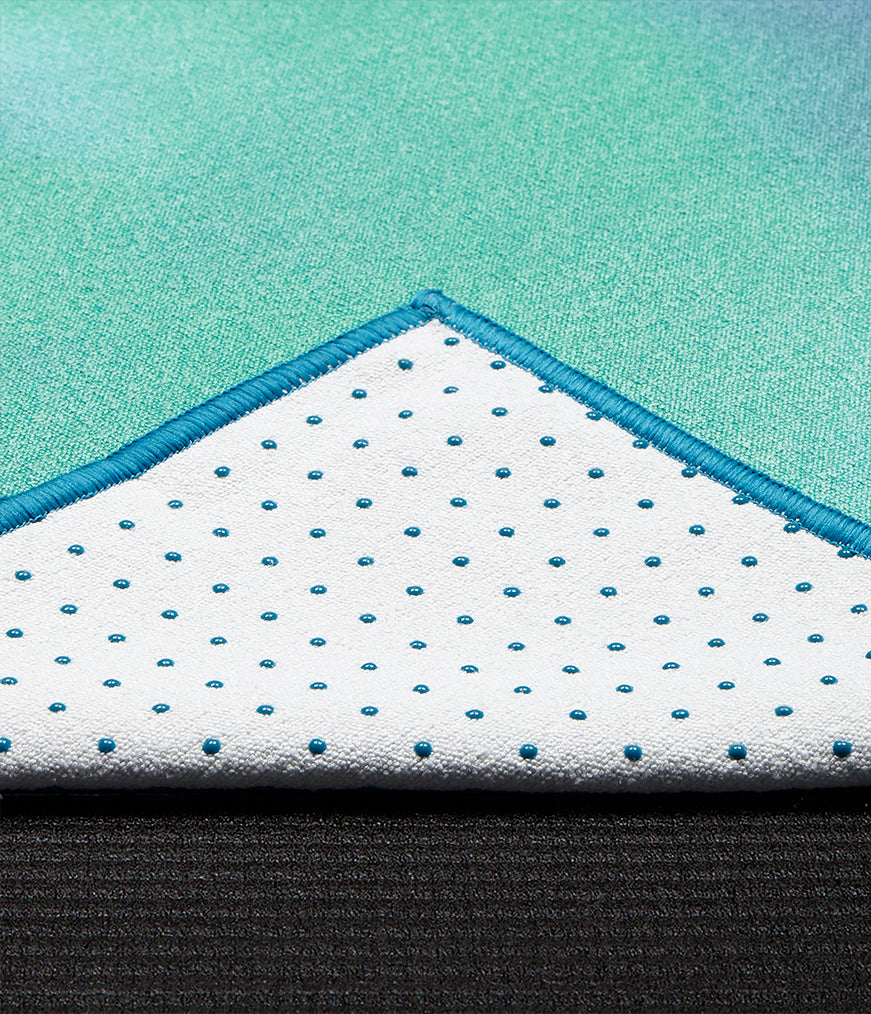 Manduka mat towel yogitoes Lido Sky